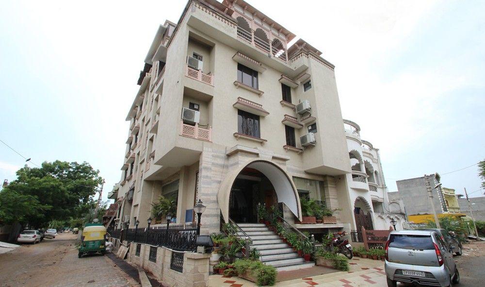 Oyo Flagship Hotel Rudra Palace Tajganj Exterior photo