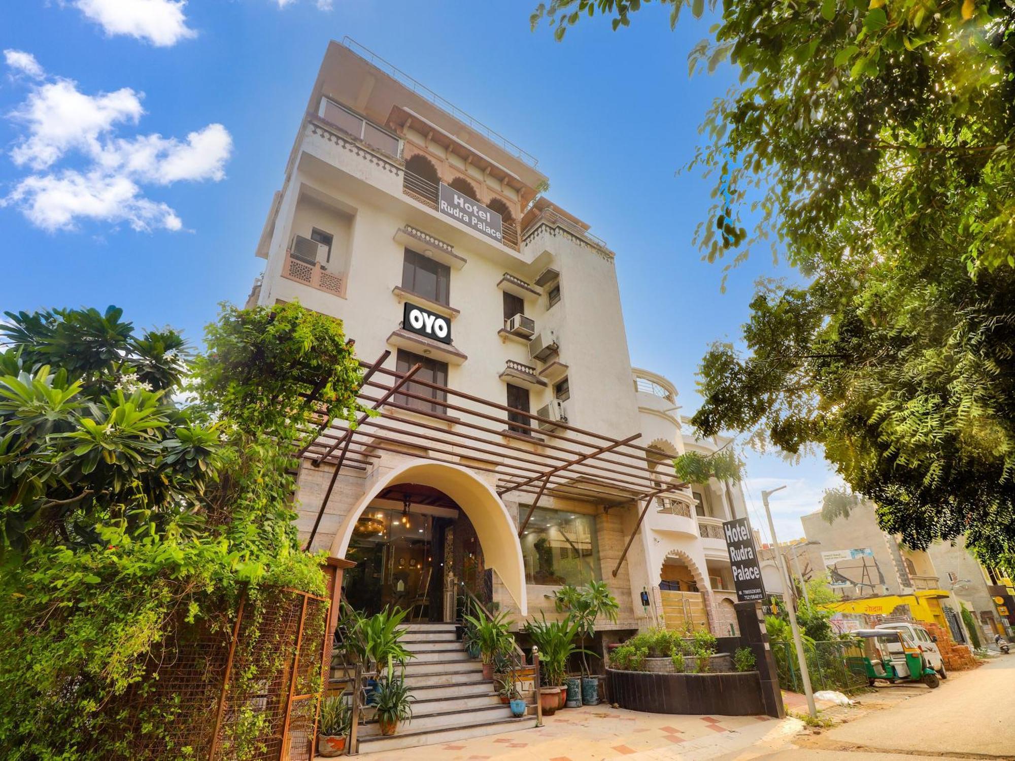 Oyo Flagship Hotel Rudra Palace Tajganj Exterior photo