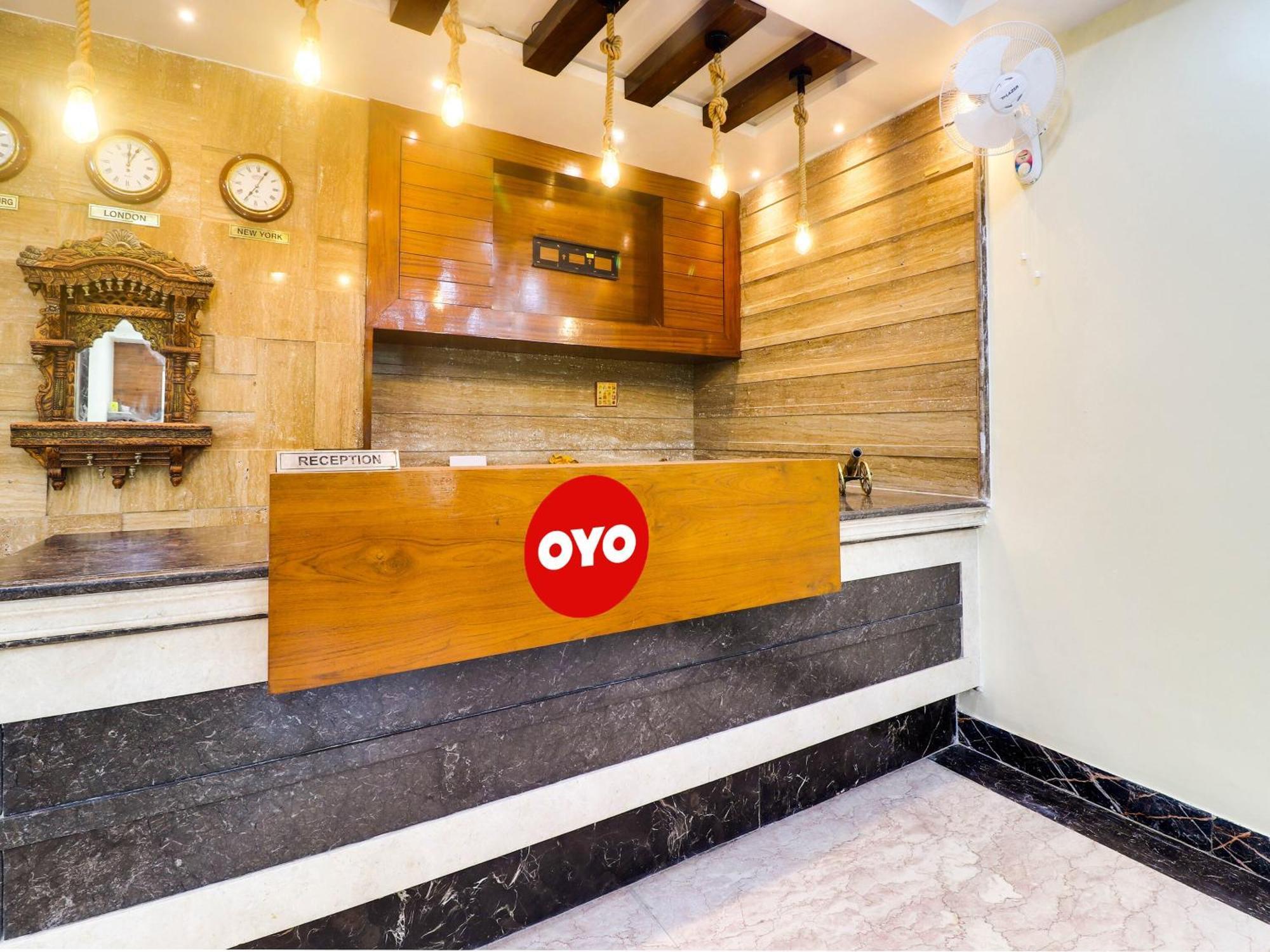 Oyo Flagship Hotel Rudra Palace Tajganj Exterior photo