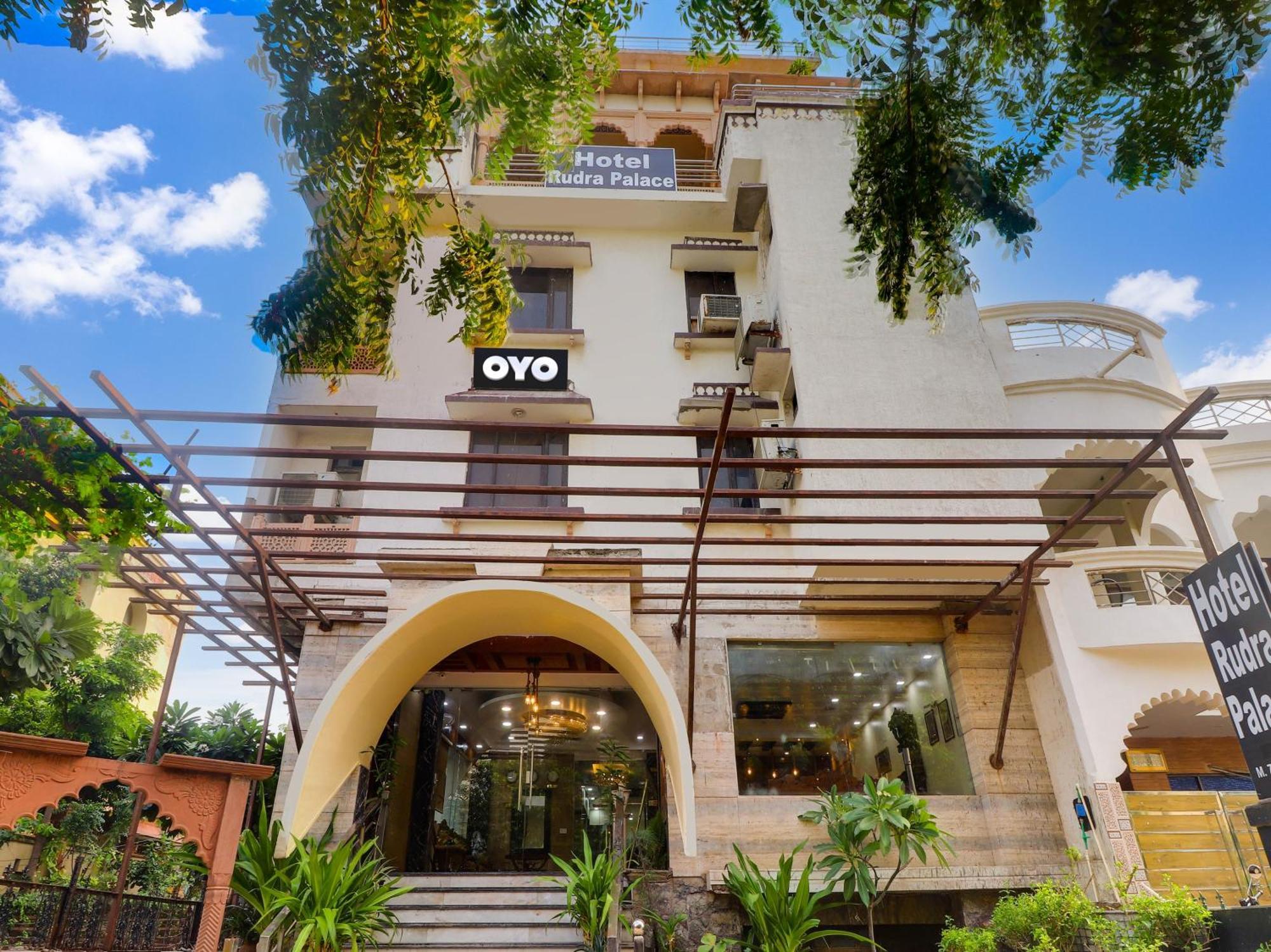 Oyo Flagship Hotel Rudra Palace Tajganj Exterior photo